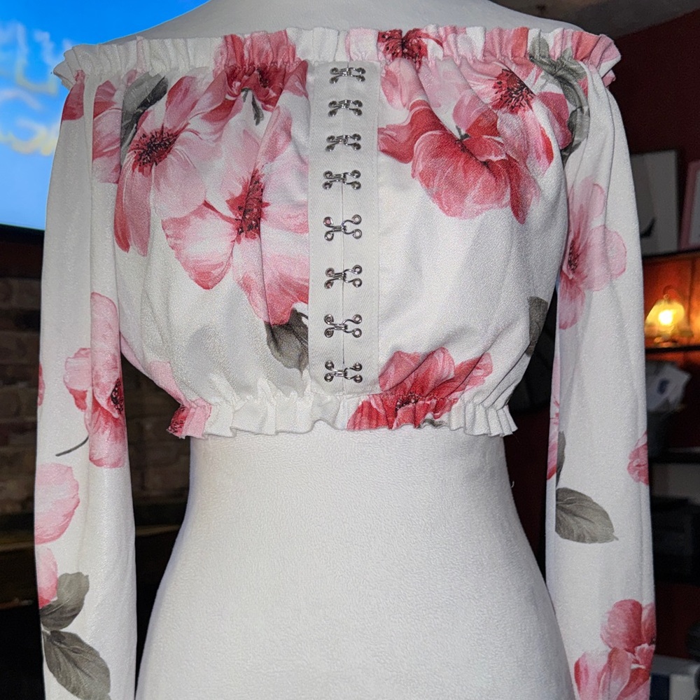 PrettyLittleThing White and Pink Floral Crop Top